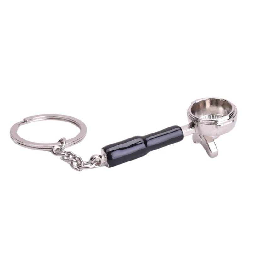 Mini portafilter s čiernou rukoväťou ako prívesok na kľúče.