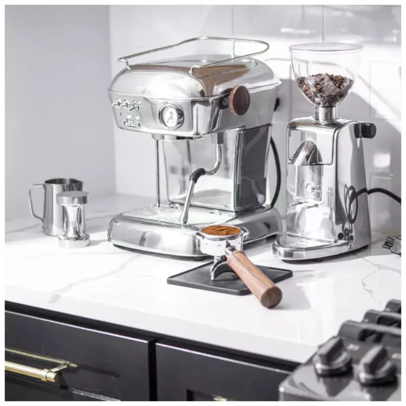 Ascaso Dream ONE coffee machine in a shiny aluminium design, perfect for preparing espresso right at home.