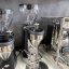 Strieborný espressový mlynček na kávu Rocket Espresso SUPER FAUSTO s označením standard.