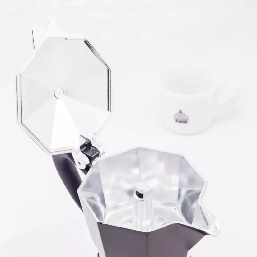 Cafetière Moka Bialetti Moka Express de couleur noire pour la préparation de trois tasses de café.