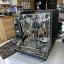 Pákový kávovar ECM Synchronika v antracitovej farbe, vyrobený z nehrdzavejúcej ocele, ideálny pre domáce použitie.