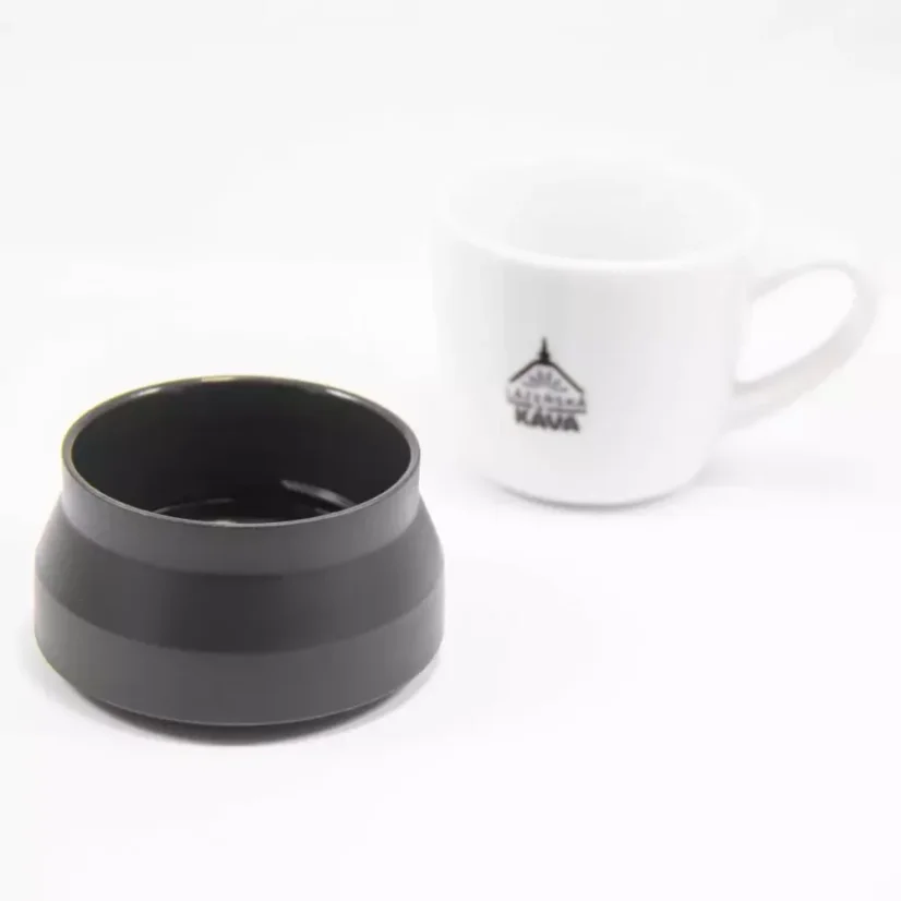 Detail of the lid of the Kino Travel Tumbler Khaki 500ml with a porcelain cup in the background
