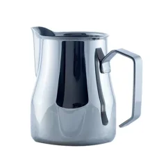 Gourde à lait Motta Europa d'une capacité de 500 ml, idéale pour les amateurs de café. Gourde à lait Motta Europa d'une capacité de 500 ml, idéale pour les amateurs de café.