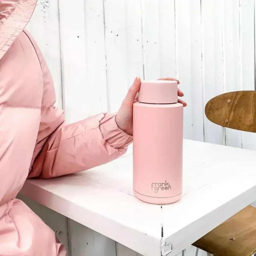 Termohrnček Frank Green Ceramic Blushed Straw Lid s objemom 1000 ml, farba ružová, vyrobený bez BPA.