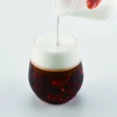Agitador de leche Hario Latte Shaker con una capacidad de 70 ml, perfecto para preparar espuma para cappuccino o latte.