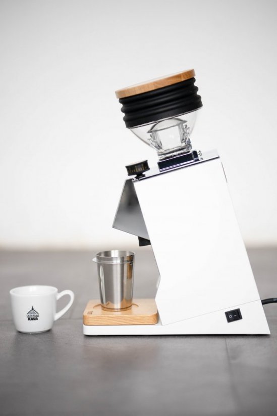 Biely elektrický mlynček na kávu Eureka Single Dose.