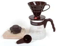 Hario V60-02 Pour Over Kit barna színű, 700 ml űrtartalmú, műanyagból készült kávéfőző szett. Hario V60-02 Pour Over Kit barna színű, 700 ml űrtartalmú, műanyagból készült kávéfőző szett.