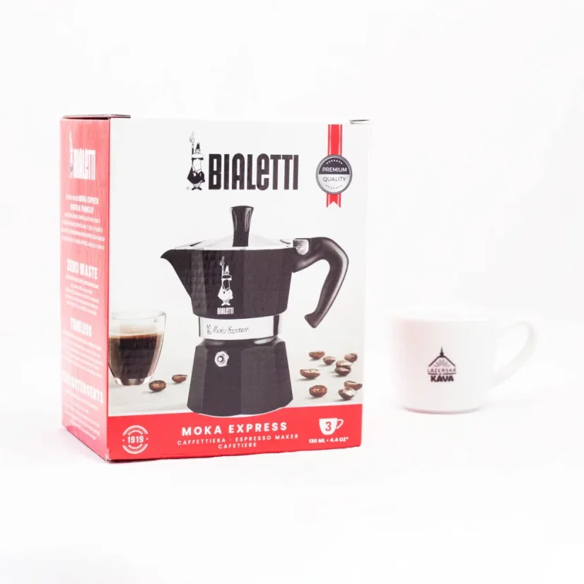 Klasszikus fekete moka kávéfőző, 3 csészére elegendő kapacitással, alkalmas használatra halogén főzőlapon.
