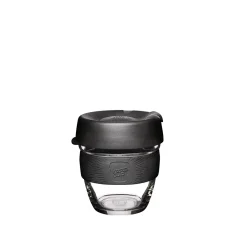 Gläserner Thermo-Becher mit schwarzem Deckel und schwarzem Gummi-Halter mit einem Volumen von 227 ml auf weißem Hintergrund.