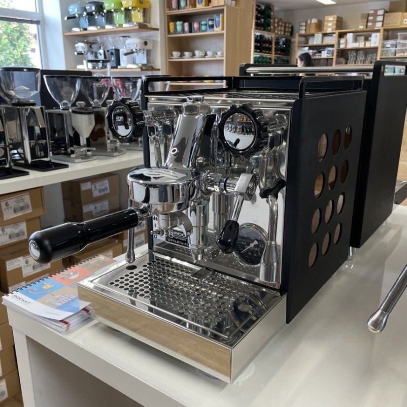Pákový kávovar Rocket Espresso Appartamento Black/Copper, schopný pripraviť nápoj Lungo, pre dokonalé domáce kávové rituály.