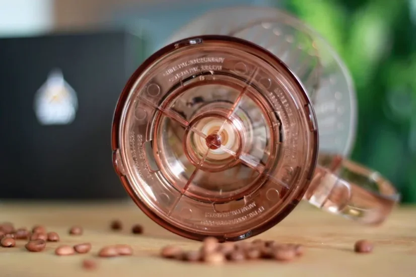 Clever Dripper von oben gesehen mit Kaffee im Hintergrund.