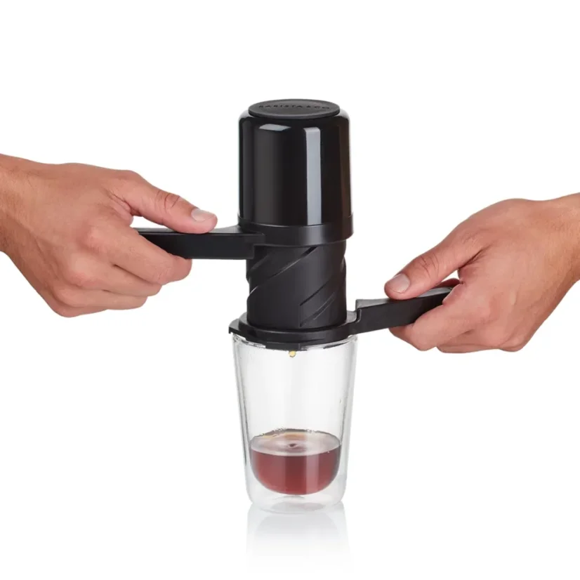 Schritt zur Kaffeezubereitung, bei dem der Kaffee in ein Gläschen durch einen manuellen Filter der Marke Twist Press Coffee Maker 2.0 Black Barista gedrückt wird.