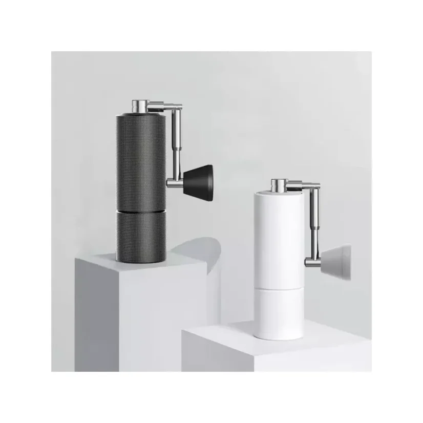 Moulins manuels Timemore C2 Fold avec poignée pliante en noir et blanc.