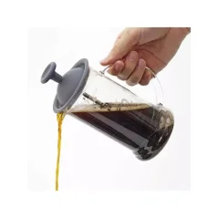 Hario Cafe Press Slim S ist eine schwarze French Press mit einem Fassungsvermögen von 240 ml, ideal zur Zubereitung von leckerem Kaffee.