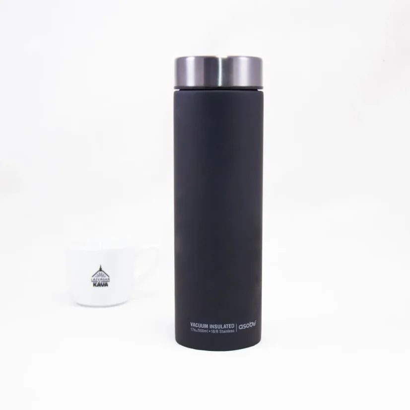 Termohrnček Asobu Le Baton 500 ml sivej farby s dvojstennou izoláciou, ideálny na uchovanie teploty nápojov.