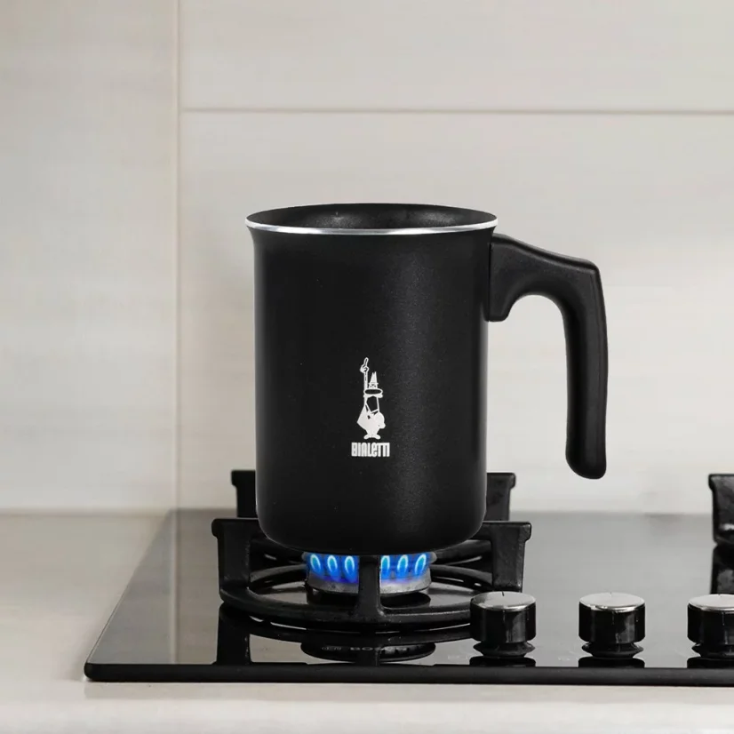 Napěňovač mléka v čiernej farbe od značky Bialetti Tuttocrema 330 ml použiteľný na plynovom variči.