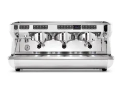 Biely profesionálny pákový kávovar Nuova Simonelli Appia Life XT 3GR s jedným bojlerom.