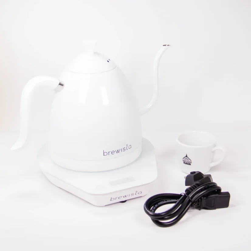 Bouilloire électrique Brewista avec un bec verseur élégant en forme de col de cygne en couleur blanche à côté d'une tasse avec logo et d'un câble d'alimentation.