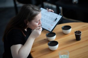 Erkennen der Aromen von Kaffee beim Cupping zu Hause