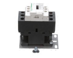 Elektresche Schütz an engem schwaarze Gehäus mat Montageplack a Schrauwen.