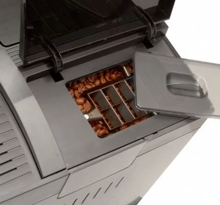 Automatický kávovar Nivona NICR 670, ideálny pre domáce použitie, v elegantnom čiernom prevedení.