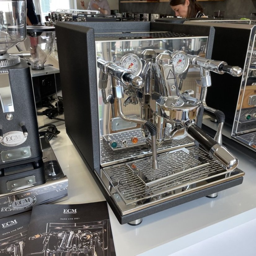 Domáci pákový kávovar ECM Synchronika v antracitovej farbe s objemom vodného zásobníka 2.8 litra.