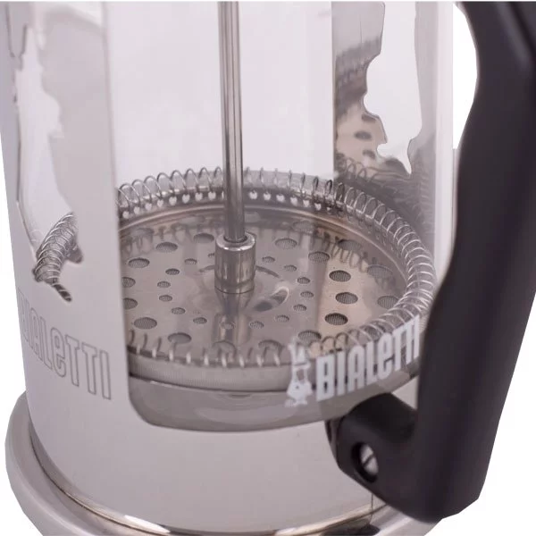 Detailný pohľad na sitko vo vnútri French Pressu Preziosa.