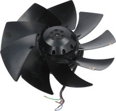 Axialventilator ouni Kader mat aacht Schaufelen ronderëm engem ronde Motor an engem erausgeleete faarwegen Kabel.