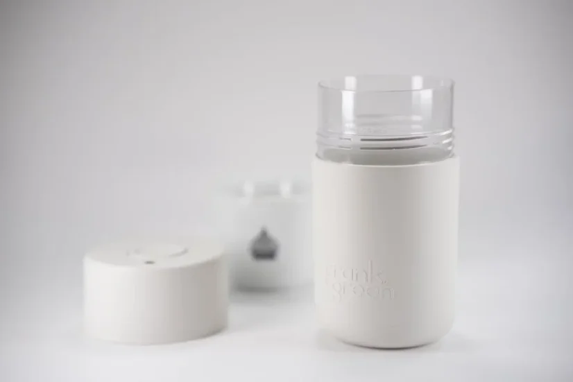 Termohrnek značky Frank Green Original farby Cloud s objemom 340 ml, vedľa viečko a šálka s logom