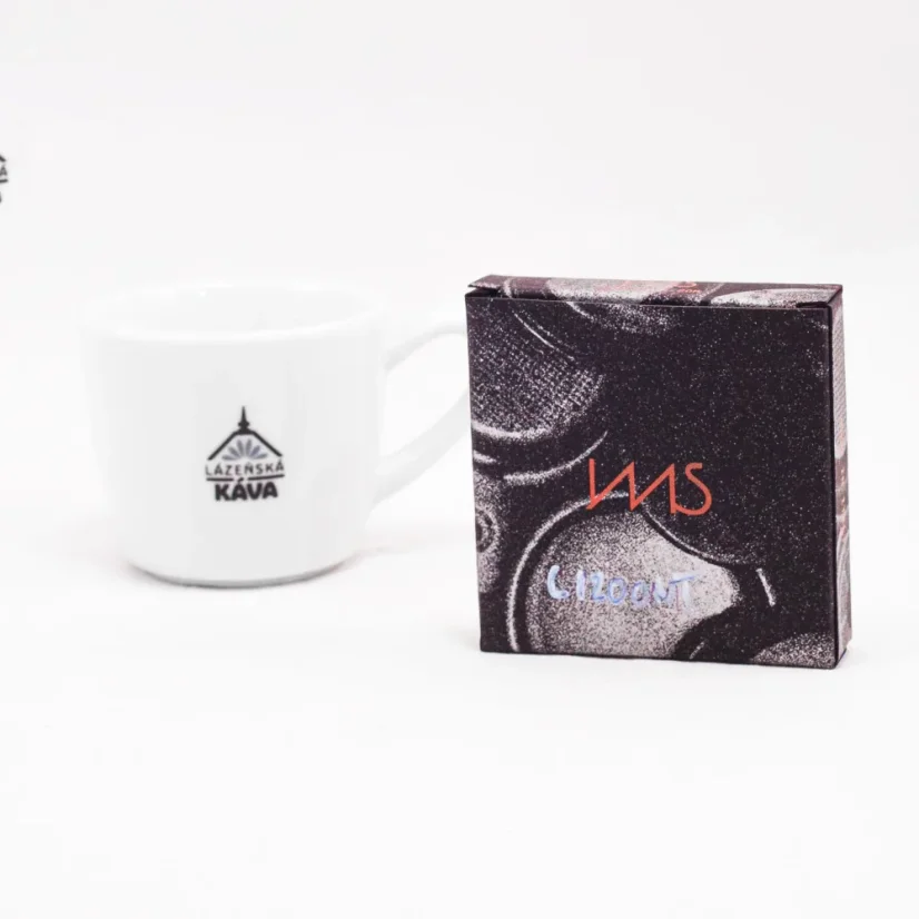 Spray en argent de la machine à café dans son emballage d'origine sur fond blanc avec une tasse ; Filtre et tête de la machine à café