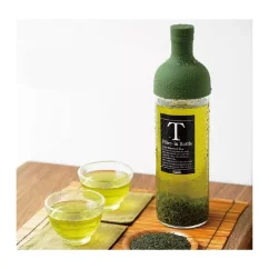 La bouteille à thé glacé verte est un récipient pratique fabriqué en plastique, idéal pour préparer un cold brew rafraîchissant.