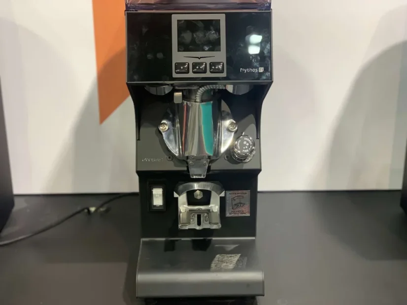 Espressový mlynček na kávu Victoria Arduino Mythos MYG85 v čiernom prevedení s prispôsobiteľným nastavením hrubosti mletia.