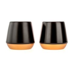 Dva čierne espresso šálky Fellow Junior Demitasse s objemom 70 ml.