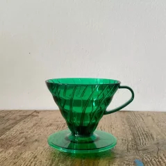 Porte-filtre en plastique vert Hario V60-02 pour préparer 2 à 4 tasses de café. Porte-filtre en plastique vert Hario V60-02 pour préparer 2 à 4 tasses de café.