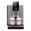 Ezüst automata kávéfőző Nivona 930 kész tejeskávéval