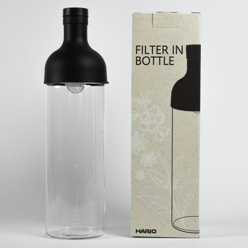 Originalverpackung der schwarzen Hario Filter-In Flasche. Volumen 750 ml.