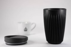 Black Huskee 350ml mit einer Tasse Wellness-Kaffee
