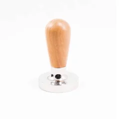 ECM Tamper mit Olivenholzgriff.