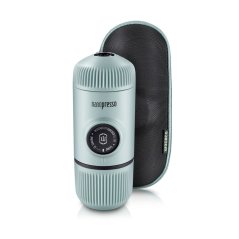 Wacaco Nanopresso σε μπλε χρώμα με σκληρή θήκη.