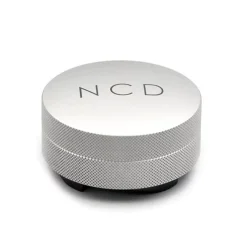 Raspodjelni alat Nucleus Coffee Distributor NCD V3 u srebrnoj boji s promjerom 58,55 mm za savršeno raspoređivanje kave u filtru. Raspodjelni alat Nucleus Coffee Distributor NCD V3 u srebrnoj boji s promjerom 58,55 mm za savršeno raspoređivanje kave u filtru.