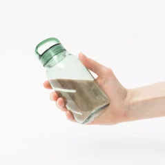 Zelená plastová fľaša na vodu. Objem 300 ml. Zelená plastová fľaša na vodu. Objem 300 ml.