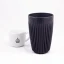 Čierny ekologický termohrnček bez viečka o objeme 350 ml na bielem pozadí s šálkou kávy