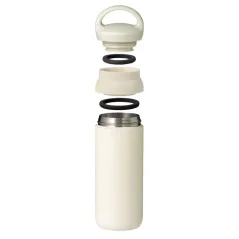 Stylish beige thermos Kinto Day Off with a capacity of 500 ml keeps your drink warm even on the go.