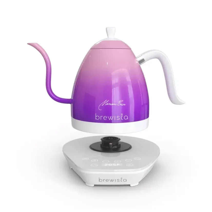 La bouilloire Brewista Artisan Candy Purple d'une capacité de 1,0 l est fabriquée en plastique de haute qualité et offre un design moderne pour préparer votre eau chaude préférée.