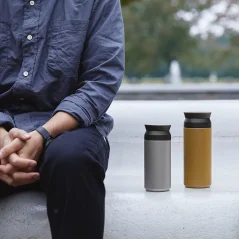 Sidabrinis kelioninis termosas Kinto Travel Tumbler, 350 ml talpos, puikiai išlaikantis gėrimų temperatūrą kelionėje.