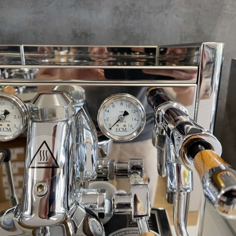 Lever espresso machine ECM Synchronika in olive finish with manual dosing for preparing cafe-like espresso coffee.