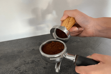 Tippt Dir op de Kaffi Tamper op de Portafilter vun der Kaffismaschinn?