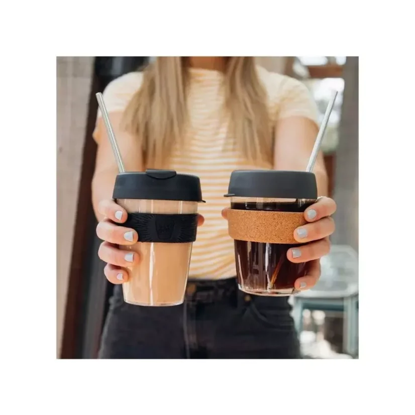 Le gobelet réutilisable KeepCup Brew Cork Almond d'une capacité de 227 ml est idéal pour les amateurs de café souhaitant réduire leur impact écologique.