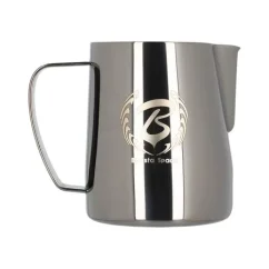Cruche à lait noire Barista Space Sandy Black d'une capacité de 600 ml, idéale pour la préparation de mousse de lait.