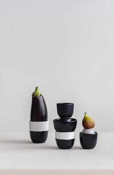Tasses à café Aoomi en noir, disponibles en différentes tailles.
